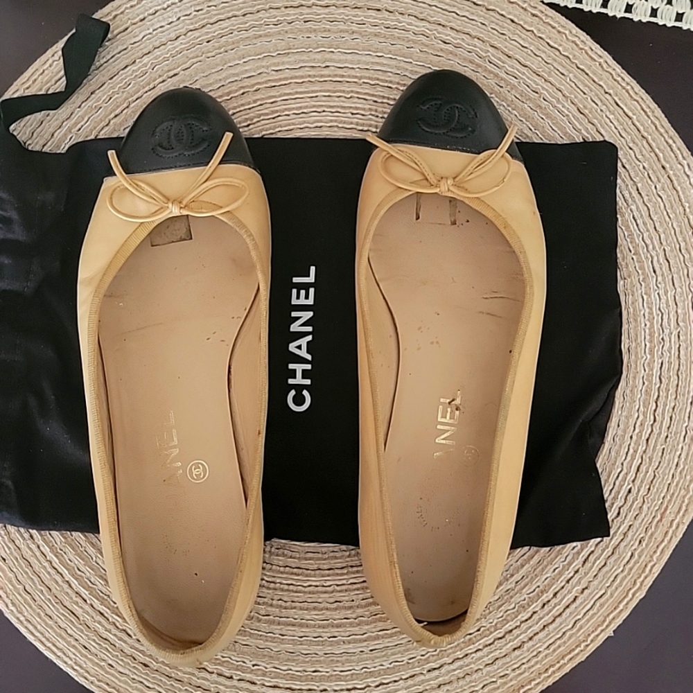 Channel flat shoes in good condition  used,color black brown